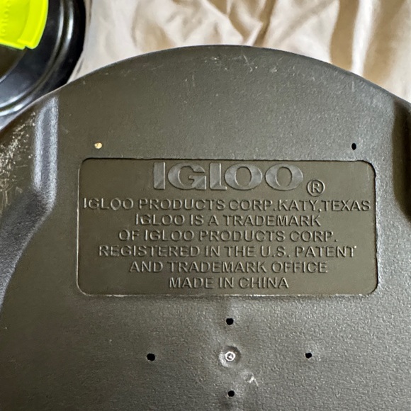 Igloo Black and Silver Mug with Yellow Accent - Picture 4 of 5